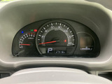 走行距離や速度など、運転に必要な情報を分かりやすく表示。視認性に優れ、安全運転をサポートします。車両の状態もひと目で確認できます。
