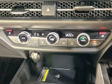 操作性の良いエアコンパネル。前席シートヒーターで寒い冬も快適ドライブ。
