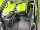 運転しやすい設計で、細部にも工夫が凝らされています。快適なドライブをサポートする、使い勝手の良い空間です。