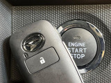 【キーフリーシステム】カバンやポケットに入れたままでもドアの施錠・解錠が可能なスマートキーを装備。エンジンのオン・オフ時もカギを取り出す必要が無いからとっても便利です♪