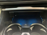 【置き型充電器】置き型充電に対応しております。お持ちの携帯電話が置き型充電器対応でしたら、充電コードの必要なく、すっきりとした車内のまま携帯の充電が可能です。