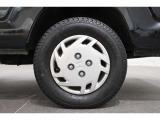 純正のホイールキャップが足元を飾ります!タイヤサイズは145R12-6PR LTになります。