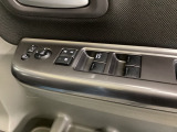 ハンドルの右側に電動格納付きパワーミラーの操作スイッチがついています。左右のサイドミラーの角度調節も微調整ができて便利です。パワーウインドウは運転席でドア4枚とも上下の操作ができるようになっています。