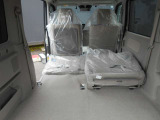 左右別々にリヤシートを倒せます。片側に人が座って片側に大きな荷物を載せることも出来ます