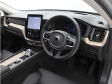 インストルメントパネルは僅かに運転席側へと傾けられているほか、余計なスイッチ類を可能な限り排し、運転に集中しやすい環境を造り出しています。