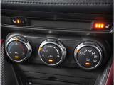 【オートエアコン】一度お好みの温度に設定すれば、車内の温度を検知し風量や温度を自動で調整。暑い&hellip;寒い&hellip;と何度もスイッチ操作をする必要はありません。快適な車内空間には必須の機能ですね。
