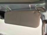 運転席(チケットフォルダー付き)・助手席サンバイザー。眩しい日差しをシャットアウト!