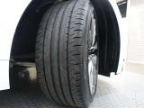タイヤサイズはフロント235/40R19 リヤ265/35R19となっております☆