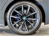 【BMWアロイホイル】軽量かつ強度に拘ったアロイホイル。走行性能ポテンシャルを引き出す設計。車の足元を引き締めてくれる大きなポイントはアロイホイルです。