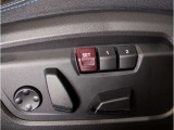 【電動シート(メモリー機能付き)】ドライバーのシートポジションを記憶させることが出来ます。お二人で交代しながら長距離を運転される際など、交代の度にシートポジションを確認する必要が御座いません。