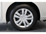 純正のホイールキャップが足元を飾ります!タイヤサイズは185/60R15を装備しております!!