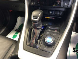 ドライブモードセレクトで、状況に応じて走行モードを選択できます。EV/HVモードを自由に切り替えたり、自動制御モードへの切り替えも可能です。