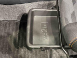 靴などが収納できる便利な助手席シートアンダートレイが付いてます