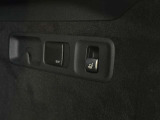 トランク内のスイッチ操作だけで後部座席をワンタッチで倒せる機能。重い荷物を持ったままでも操作でき、長尺物や大きな荷物の積み込みがスムーズに行えます。
