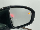 【後側方車両検知警報】後側方を走行する車両を検知すると、サイドミラー周辺のランプが点灯します。ウィンカーを操作すると、音とともにサイドミラー周辺のインジケーターが点滅し警告します。
