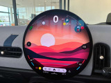 トグルスイッチを使うことにより、コクピット感を演出しております。メーターパネルも無駄な情報がなく、クラシック感のある見やすいメーターパネルで御座います。