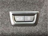 【電動テールゲート】オートマアチックトランクリッドオペレーションが装備されています。両手が塞がっている時でも、スマートキーを身につけていればハンズフリーで開閉可能です。