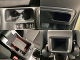 収納スペースや、ドリンクホルダーもついています。長距離ドライブで活躍する必需品ですね♪