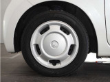◆純正ホイール装着車◆シンプルなデザインのホイールキャップ付きです。