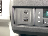 USBチャージャー付きで、スマホなどの充電が手軽に行えます。日常使いにうれしい装備です。