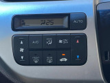 【オートエアコン】一度お好みの温度に設定すれば、車内の温度を検知し風量や温度を自動で調整。暑い&hellip;寒い&hellip;と何度もスイッチ操作をする必要はありません。快適な車内空間には必須の機能ですね♪