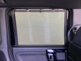 ロールサンシェイドは太陽光を防ぐので冷房の効きを良くする効果もあります。エアコンを控えめにすれば燃費向上も見込めます。