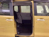 後席座面を跳ね上げれば、背の高い荷物やベビーカーなども立てたまま積み込める便利なスペースとして活用できます。