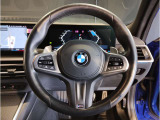 【ハンドル】ドライバーとBMW車の一体感がダイレクトに伝わるステアリングホイール。形状・太さへの拘りに加えて、操作性を高める為にスイッチ類も配置。クイックかつ安定のドライビングを体感下さい!