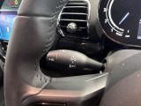 MINIの運転席操作部は、中央に構えるディスプレイが最大の特徴です。航空機を思わせるトグルスイッチなど、直感的で遊び心のあるメカニカルな操作感が、ゴーカートのような走りの高揚感を高めます。