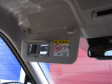 運転席/助手席のサンバイザーにバニティーミラーが付いています。身だしなみのチェックができますね。