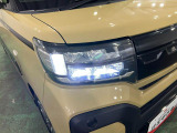 白く明るい光で夜間走行をサポートするLEDヘッドランプを搭載