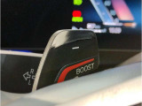 運転中にもオーディオの音量やFMの切り替えなどステアリングでの操作で切り替え可能なため、ステアリングから手を放す必要がない為、運転中でも操作が簡単でございます。