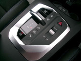 コンパクトに設計された電子式シフトレバーを採用。軽い操作でスムーズにギアチェンができ、モダンで洗練されたデザインがセンタコンソールに上質な印象を与えます