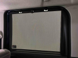 後席にお乗りの方が眩しくないように日差しを軽減する格納式リヤドアサンシェードが付いてます