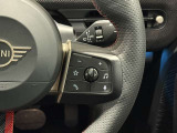 MINIの内装はとにかく『円』に拘ったデザインコンセプトが一目で伝わってきます。これほど円形に拘った車は他に御座いません。伝統のデザイン、トグルスイッチなど遊び心のある内装で御座います。