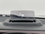 【ヘッドアップディスプレイ】運転支援システムの作動状況やナビゲーションの案内表示など、クルマや走行に関するさまざまな情報をダッシュボード上のアクリル板に表示できます。(表示内容は車種により異なります)