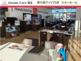 当店ショールーム入口の反対側からの風景です。ガラス張りの明るいショールームになっております。バリアフリーの床ですので、車いすでのご来店も可能です。ご家族様向けにキッズコーナーもご用意しております。