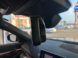 ETC内臓 自動防眩ルームミラー :後続車のライトが反射しても眩しくないように、ミラーの反射率を自動的に調整します。