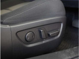 【パワーシート】電動で座面を前後上下に動かすことができます。簡単に運転しても疲れにくい姿勢に調整できます。