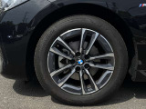 サービスにはドイツ本国と同様に教育と訓練を受け、BMWを知り尽くした「マイスター」が数多く在籍しております。360度による納車前点検整備で、お客様に安心と安全をお届けいたします。