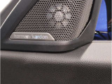 ハーマンカードンは移動中の車内空間をより快適に過ごす為のスピーカーで600W・9チャンネル・サラウンド・車両専用のイコライザーが装備され、良質な音源でございます。