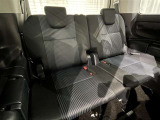 内装工程では、中古車を気持ちよくお乗りいただけるよう清掃しています。ニオイの元となるフロアカーペットまで洗浄・消臭済み?