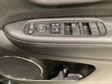 パワーウインドウは運転席でドア4枚とも上下の操作ができるようになっています。子供さんが勝手に操作できないようにロックすることも可能です。
