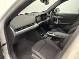 長時間の運転でも疲れにくく、オーナー様の事だけを考えて作成したBMWならではのとっておきのシートです。