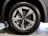 アロイは英語で合金を意味しますが、車の世界ではアルミ製のホイールを指します。大衆車のホイールは製造コストが安いスチール(鉄)でできていますが、アルミ(アルミ合金)製ホイールは軽いのが特徴です。