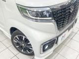 【LEDヘッドライト】悪天候や夜間走行時も良好な視界を確保し安心して運転できる高輝度LEDヘッドライトを装備!点灯速度が早く、消費電力も抑えられています。