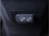 【USB接続】後部座席でもUSB接続によるスマートフォン等の充電が可能です。