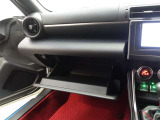 グローブボックスは充分な収納スペースになっております☆