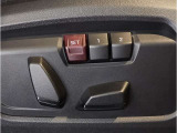 【電動シート(メモリー機能付き)】ドライバーのシートポジションを記憶させることが出来ます。お二人で交代しながら長距離を運転される際など、交代の度にシートポジションを確認する必要が御座いません。