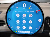 MINIのインテリアで最大のアイコンとなっているのがダッシュボードの中央に置かれた大型のセンターメーターです。現在のMINIは、センターメーターをセンターディスプレイへと形を変えて受け継がれています。